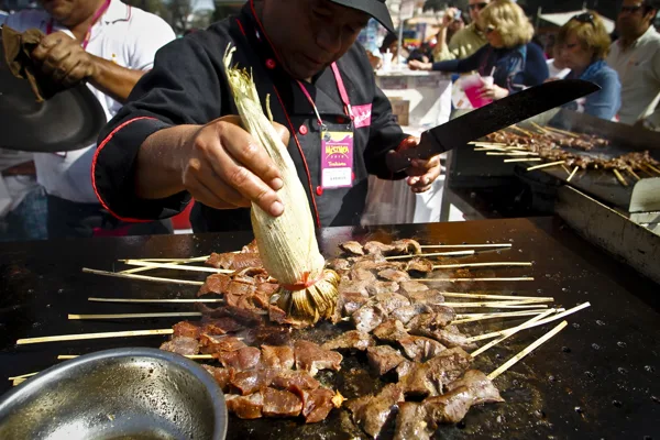 Preparación de anticuchos (Créditos: Enrique Castro-Mendívil, PROMPERU)
