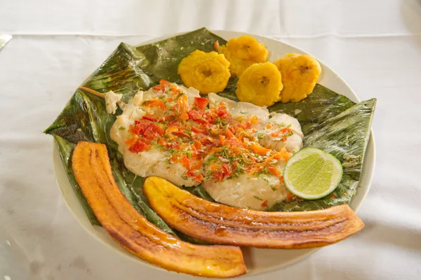 Paiche con patacones y plátanos fritos (Créditos: Carlos Ibarra, PROMPERU)