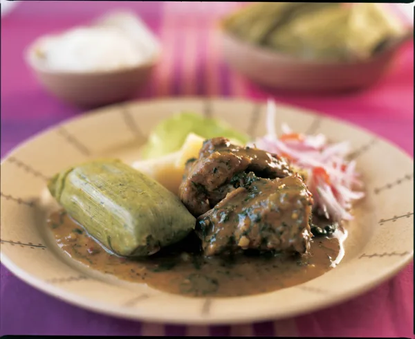 Seco de cabrito con tamalitos verdes (Créditos: Manchamanteles, PROMPERU)