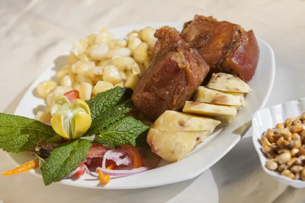 Chicharrón de chancho con mote (Créditos: Miguel Mejía, PROMPERU)